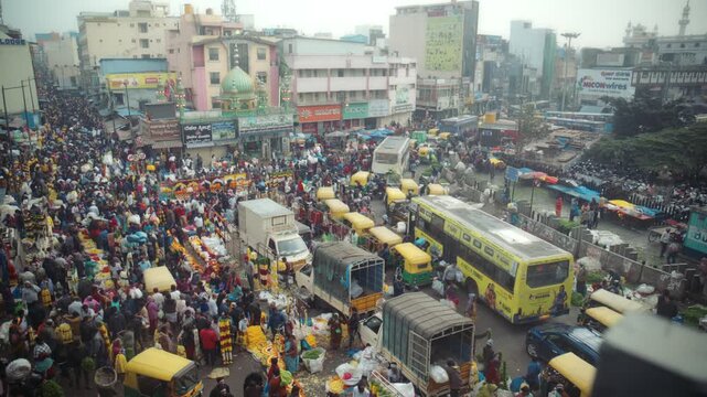 India Market Rush Hour &ndash; KR Market Bangalore Crowd, Vendors and City Traffic