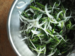 spinach, onion and sesame seed salad
