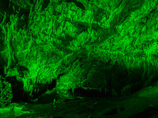 Jaskinia Niedźwiedzia oświetlona kolorowym reflektorem &ndash; najdłuższa jaskinia całych Sudet&oacute;w, położona w Masywie Śnieżnika, w dolinie Kleśnicy, w pobliżu wsi Kletno.	