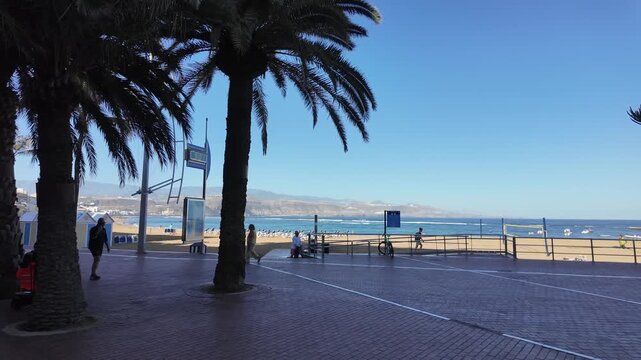 People walking on Paseo de las Canteras in Las Palmas de Gran_Canaria