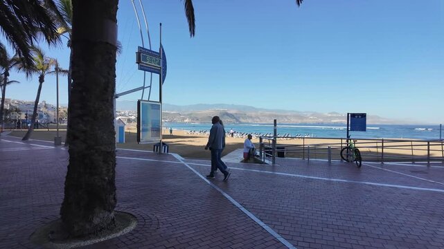 Walking on Paseo de las Canteras in Las Palmas de Gran_Canaria