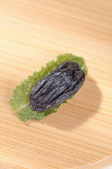 Turpan Xinjiang Raisin on Green Leaf - Premium Dried Fruit from China