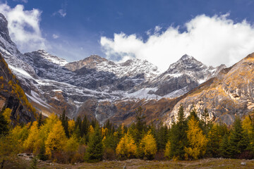 Fototapeta premium Siguniang Mountains (Four Girls Mountain) is a famous tourist attraction in Sichuan, China, It features mountains, pine forest streams and wild animals and has been certified as a 5A level