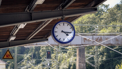 Bahnhofsuhr an Bahnsteig