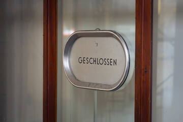 geschlossener Schalter für Fahrkarten in einem Bahnhof