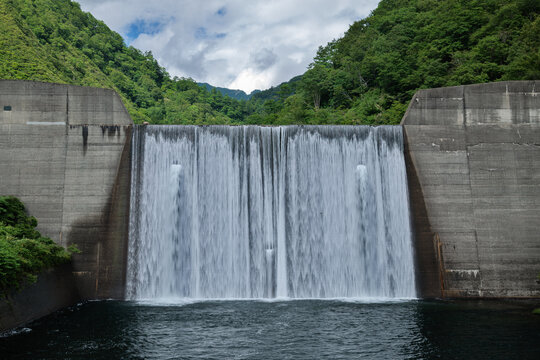 砂防堰堤と夏の山　Sabo dam and summer mountains