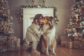 H&uuml;bsches kleines M&auml;dchen mit Locken steht mit ihrem rough Collie  sable vor dem Weihnachtsbaum zu Weihnachten, Abendstimmung mit Lichtern Var. 7