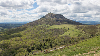 Vue sur le Puy de D&ocirc;me depuis le Puy Pariou dans le Massif Central en Auvergne. Un lieu superbe id&eacute;al pour la randonn&eacute;e