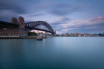 Die Sydney Harbour Bridge und Kirribilli in der späten Dämmerung

. Sanfte Übergangszeit: Langzeitaufnahme des beleuchteten Hafens.
