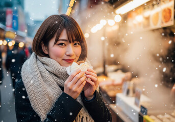 冬の季節に中華まんを美味しそうに食べる女性