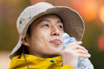 水を飲む男性　登山　山登り