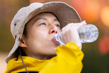 水を飲む男性　登山　山登り