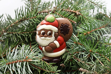 P&egrave;re No&euml;l en chocolat dans le sapin