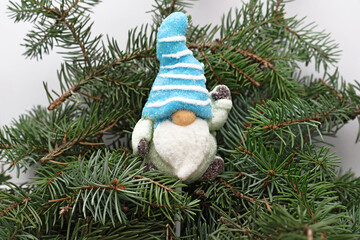 figurine de guimauve dans le sapin