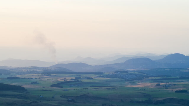 Coucher de soleil sur le Mont M&eacute;zenc, en Haute-Loire