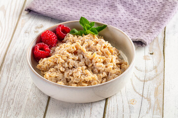 Oat porridge with raspberry