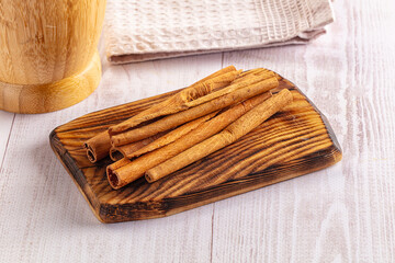 Dry cinnamon sticks aroma heap