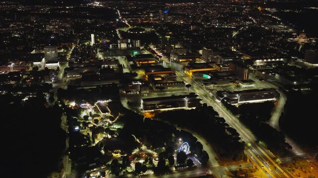 Vista aera notturna del moderno quartiere Eur di Roma, Italia.
Vista dall'alto dell'Eur illuminato dai lampioni.