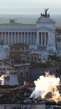 Lo smog del riscaldamento esce dai comignoli dei tetti del centro di Roma. Italia.
L'inquinamento generato dagli impianti di  riscaldamento a gas degli edifici della citt&agrave;.