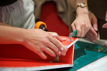 Obraz premium Witness artistry in action! Detailed craftsmanship as skilled hands carefully create a unique, handmade design, perfect for showcasing creativity and skilled hobbies.