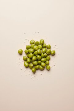 Arvejas hervidas espolvoreadas con sal marina