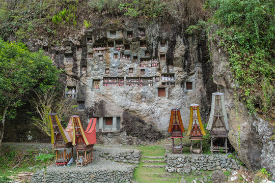 Traditionelle Toraja Felsgr&auml;ber mit Tau Tau Galerie in einer Steilwand bei Lemo 