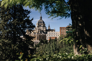 Obraz premium The Almudena Cathedral in Madrid, Spain, showcasing its exterior architecture and grandeur.