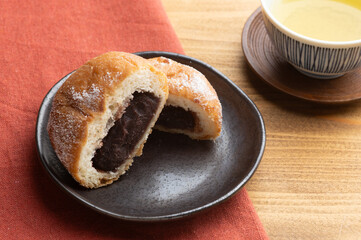 半分にカットしたあんドーナツの断面のクローズアップ
