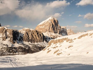 Tofana di Rozes innevata vista da Passo Falzarego, Dolomiti Cortina d’Ampezzo Belluno, paesaggio alpino invernale con neve fresca e luce naturale per turismo e contenuti editoriali