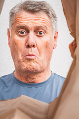 Fototapeta premium Blick in die Einkaufstasche