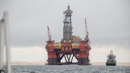 Oil rig wreck in the Namibian ocean © Smuel