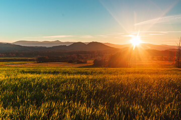 Zachód słońca - Rudawy Janowickie i Karkonosze jesienną porą, widok z Janowice Wielkie, Góry Sokole i Śnieżka © krzys ser