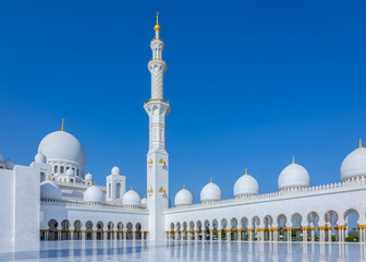 Obraz premium View of Sheikh Zayed Grand Mosque in Abu Dhabi made of white marble with flowers made of precious stones in design and beautiful reflections in water