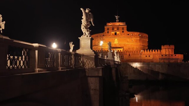 Roma, il ponte di Castel Sant'Angelo con i turisti.
Ripresa aerea notturna del famoso ponte sul fiume Tevre.
