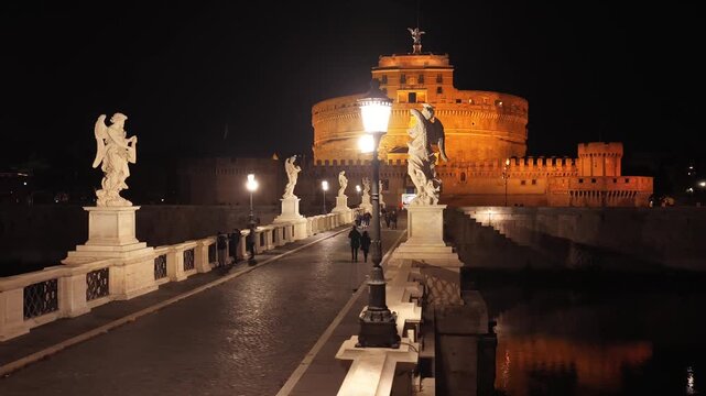 Roma, il ponte di Castel Sant'Angelo con i turisti.
Ripresa aerea notturna del famoso ponte sul fiume Tevre.