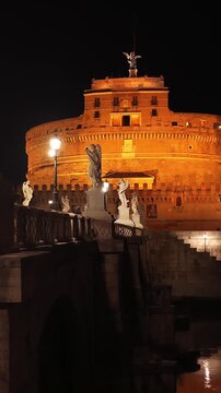 Roma, il ponte di Castel Sant'Angelo con i turisti.
Ripresa aerea notturna del famoso ponte sul fiume Tevre.