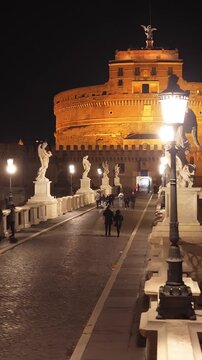 Roma, il ponte di Castel Sant'Angelo con i turisti.
Ripresa aerea notturna del famoso ponte sul fiume Tevre.