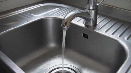 シンクに水を出す