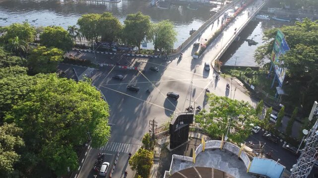 The traffic light intersection on Jalan Merdeka, Banjarmasin, is always busy with traffic