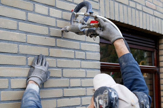 House insulation by injecting microbead pearls in the cavity walls