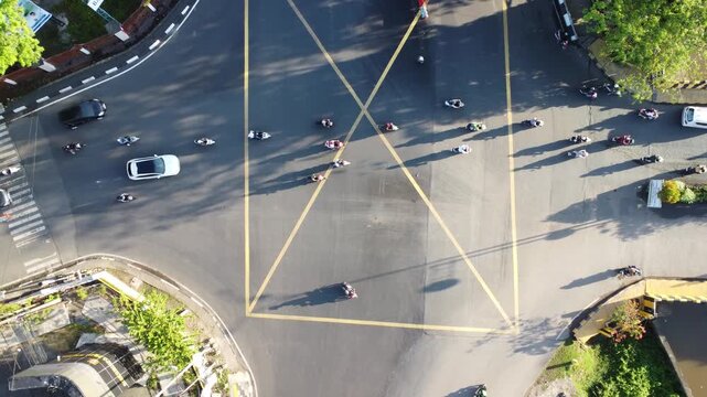 The traffic light intersection on Jalan Merdeka, Banjarmasin, is always busy with traffic