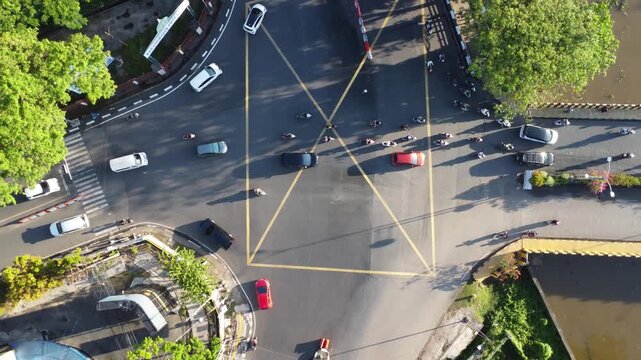 The traffic light intersection on Jalan Merdeka, Banjarmasin, is always busy with traffic