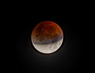 Lunar Eclipse with Visible Turquoise Fringe – Rare Atmospheric Scattering Phenomenon