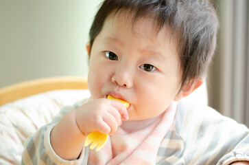 フォークを口に入れる赤ちゃん