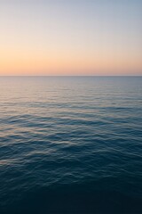 Obraz premium Open sea beneath a hazed gradient