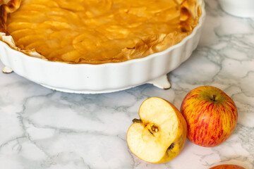 Tarte aux pommes fait maison - compote de pomme et pommes du jardin - recette réconfortante