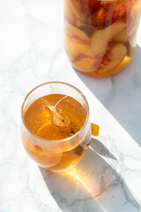 Ice tea à la peche fait maison - boisson rafraichissante - boisson d'été aux fruits frais