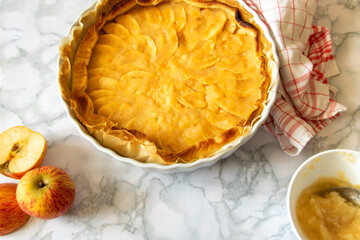 Tarte aux pommes fait maison - compote de pomme et pommes du jardin - recette réconfortante