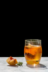 Ice tea à la peche fait maison - boisson rafraichissante - boisson d'été aux fruits frais
