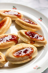 Biscuits fait maison - biscuits à la fraise - fruit rouge